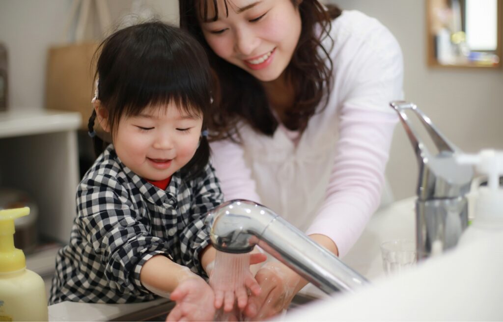親子で石けんと流水による手洗いをしている様子