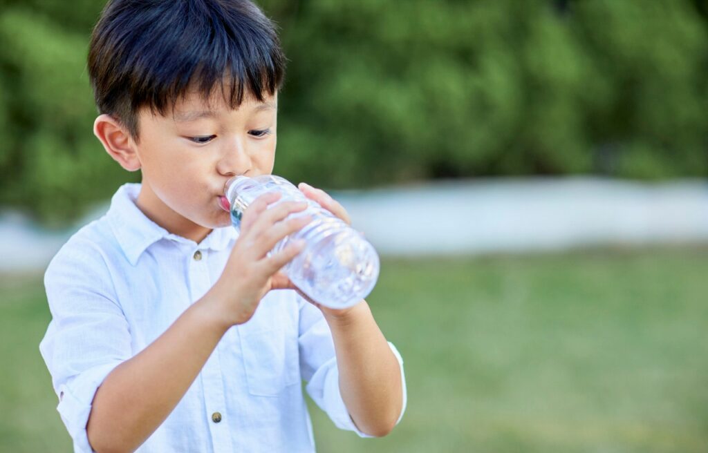 運動会で水分補給をする子ども